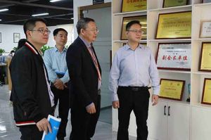 热烈欢迎市政府秘书长林兢一行莅临乐鱼官方网站,乐鱼leyu(中国)
集团广西公司考察指导